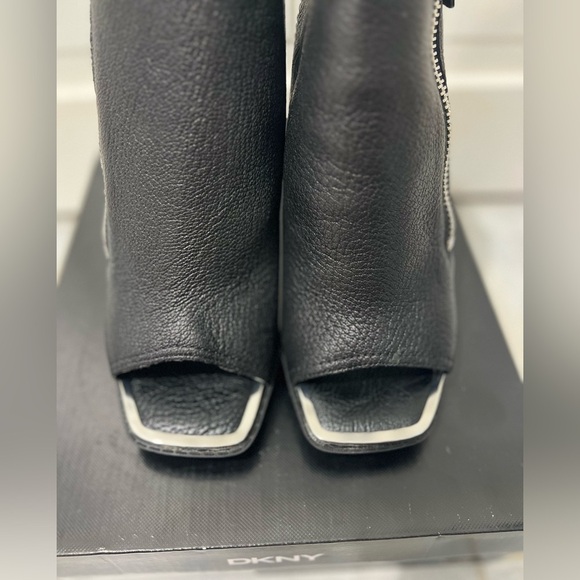 NIB DKNY Malia Pebbled Leather Zip Up Platform Stiletto Bootie size 7.5 - Picture 2 of 4